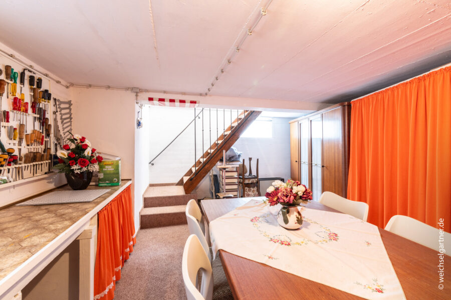 Schöne Doppelhaushälfte mit wunderbarem Südgarten - Unterkellerte Garage