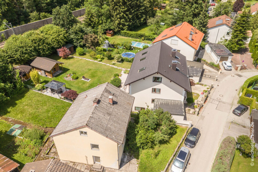 Schöne Doppelhaushälfte mit wunderbarem Südgarten - Drohnenaufnahme