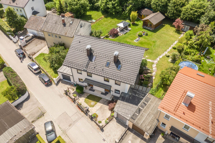 Schöne Doppelhaushälfte mit wunderbarem Südgarten - Drohnenaufnahme