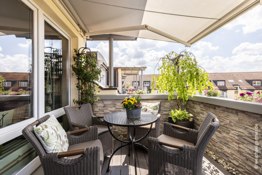 Bezugsfreie Dachterrassenwohnung in beliebter Wohnlage - Balkon mit Markise