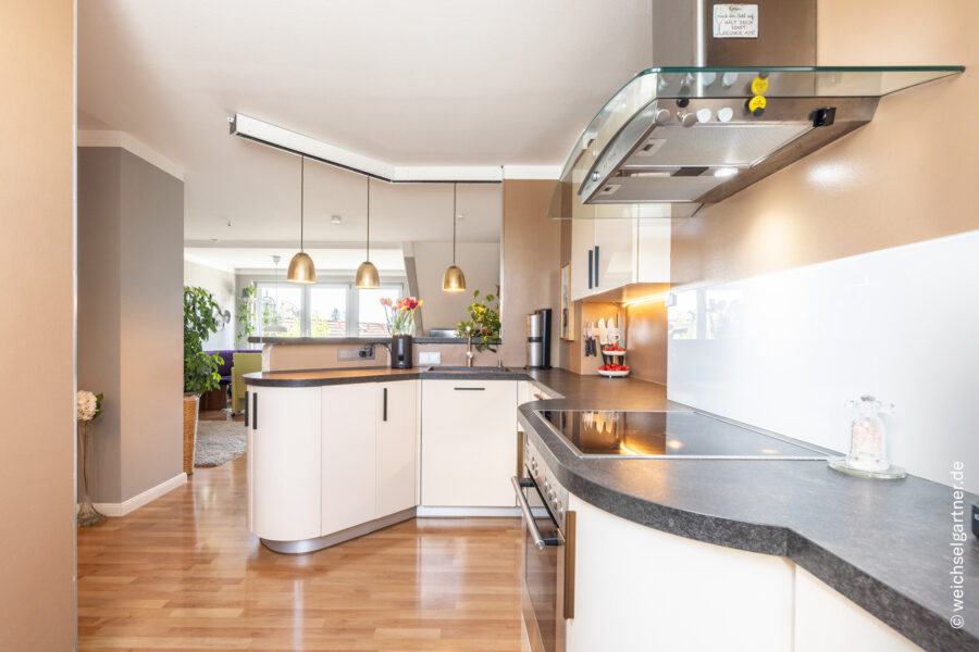 Bezugsfreie Dachterrassenwohnung in beliebter Wohnlage - Küchen- und Thekenbereich