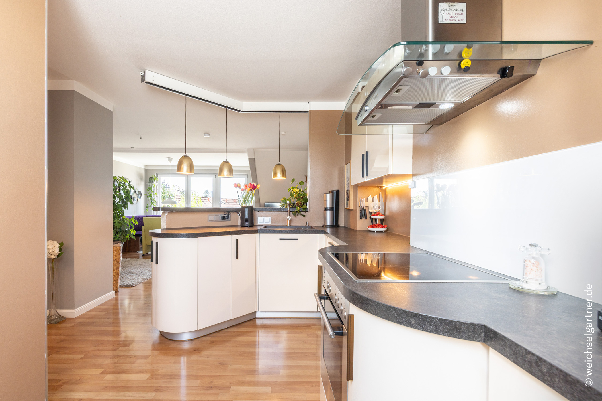 Lichtdurchflutete Dachgeschosswohnung mit Südwest-Balkon in charmanter Lage, 81929 München, Dachgeschosswohnung