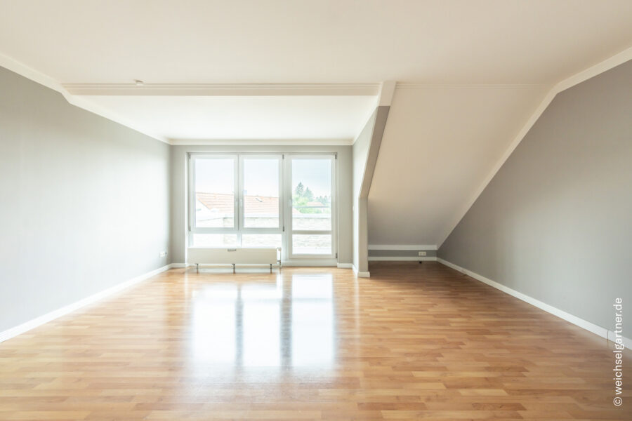 Bezugsfreie Dachterrassenwohnung in beliebter Wohnlage - Lichtdurchfluteter Wohnbereich