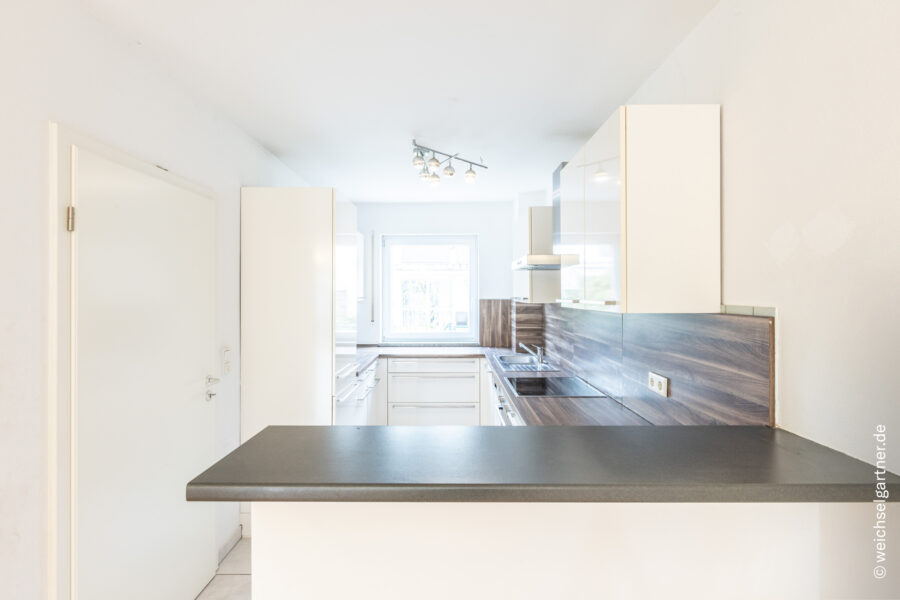 Großzügiges Reihenmittelhaus mit sonnigem Südwest-Garten; das ideale Zuhause für Familien - Offene Küche mit Einbauküche