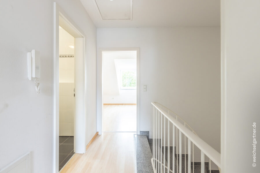 Großzügiges Reihenmittelhaus mit sonnigem Südwest-Garten; das ideale Zuhause für Familien - Flurbereich im DG