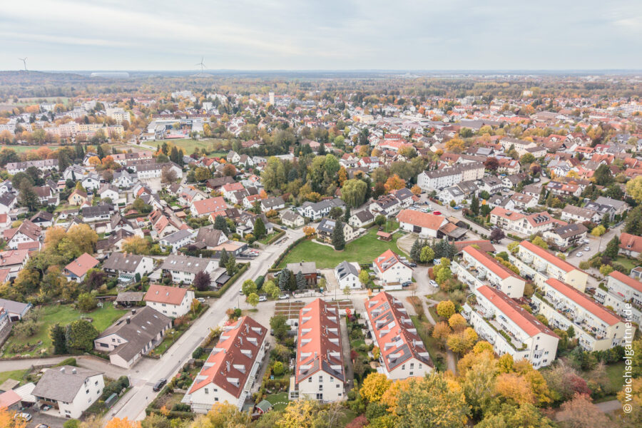 Großzügiges Reihenmittelhaus mit sonnigem Südwest-Garten; das ideale Zuhause für Familien - Drohnenaufnahme