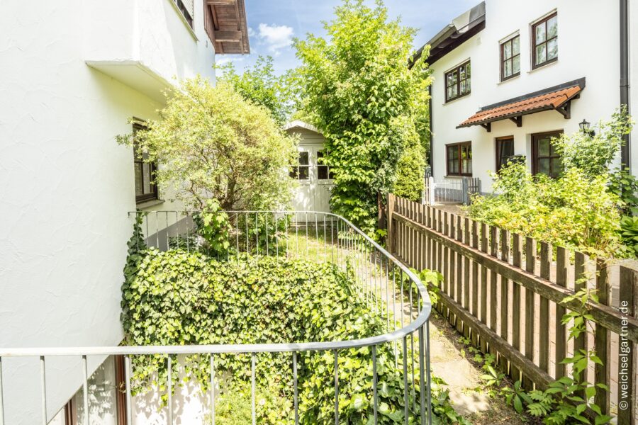 Idyllische Garten-Maisonette in ruhiger Feldrandlage – sonnige Südwest-Ausrichtung und 2 Stellplätze - Seitliche Hausansicht