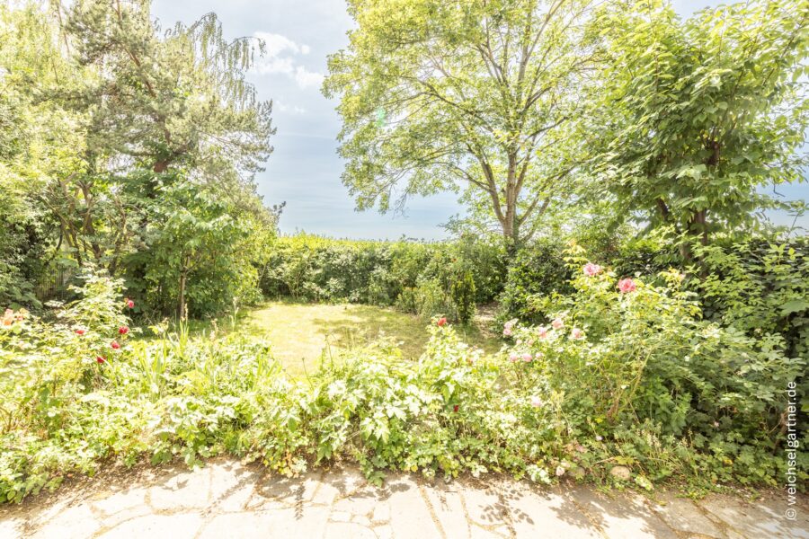 Idyllische Garten-Maisonette in ruhiger Feldrandlage – sonnige Südwest-Ausrichtung und 2 Stellplätze - Eingewachsener Garten