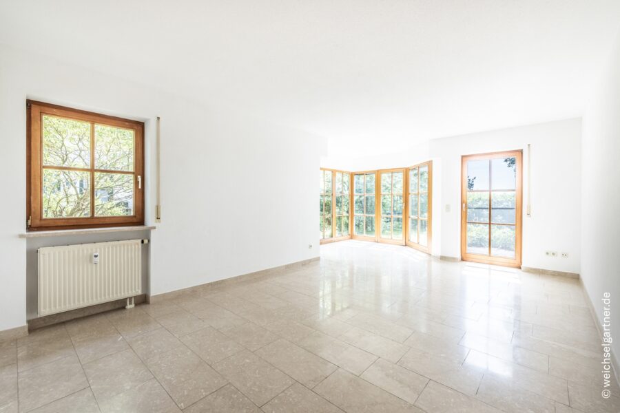 Idyllische Garten-Maisonette in ruhiger Feldrandlage – sonnige Südwest-Ausrichtung und 2 Stellplätze - Lichtdurchflutetes Wohnzimmer