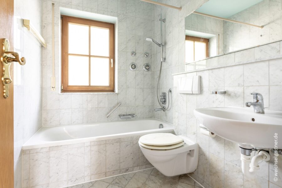 Idyllische Garten-Maisonette in ruhiger Feldrandlage – sonnige Südwest-Ausrichtung und 2 Stellplätze - Badezimmer mit Fenster