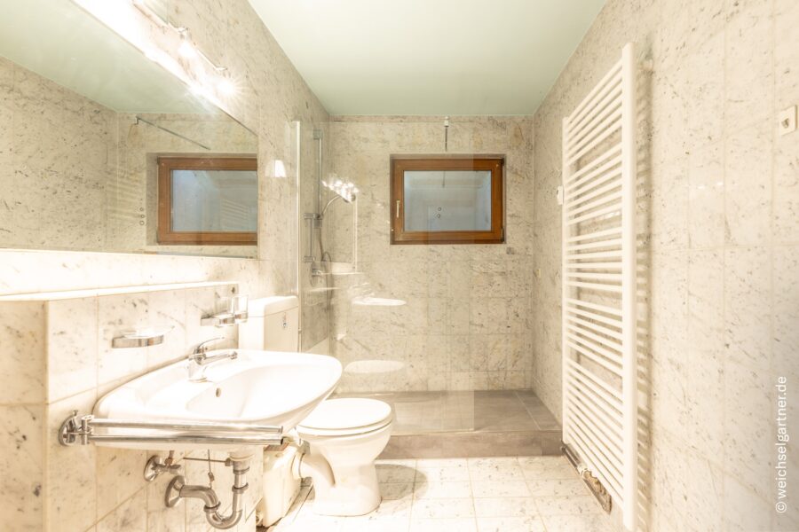 Idyllische Garten-Maisonette in ruhiger Feldrandlage – sonnige Südwest-Ausrichtung und 2 Stellplätze - Badezimmer im Untergeschoss