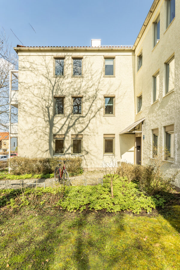 Erbpacht: Bezugsfreie Eigentumswohnung mit Balkon und TG-Einzelstellplatz in grüner Wohnlage - Hauseingangsbereich