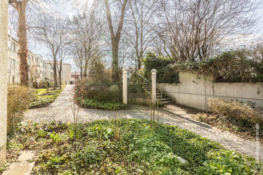 Erbpacht: Bezugsfreie Eigentumswohnung mit Balkon und TG-Einzelstellplatz in grüner Wohnlage - Blick vom Balkon in die Anlage