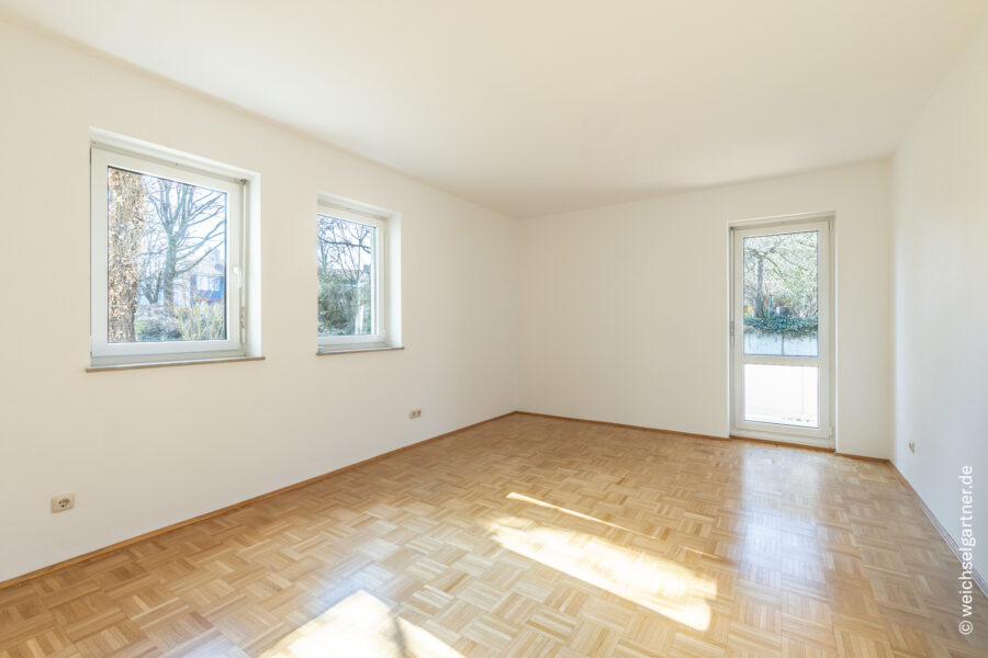 Erbpacht: Bezugsfreie Eigentumswohnung mit Balkon und TG-Einzelstellplatz in grüner Wohnlage - Lichtdurchflutetes Wohnzimmer