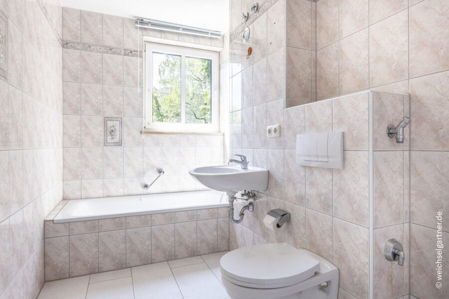 Erbpacht: Energieeffizente (A+), top geschnittene und bezugsfreie Wohnung mit Ausblick ins Grüne - Tageslicht-Badezimmer