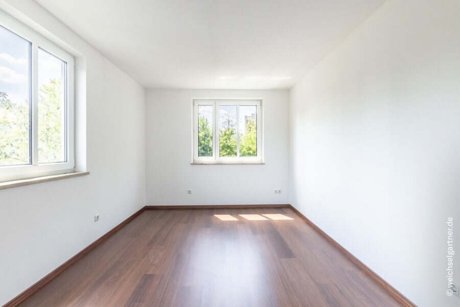 Erbpacht: Energieeffizente (A+), top geschnittene und bezugsfreie Wohnung mit Ausblick ins Grüne - Zimmer 1