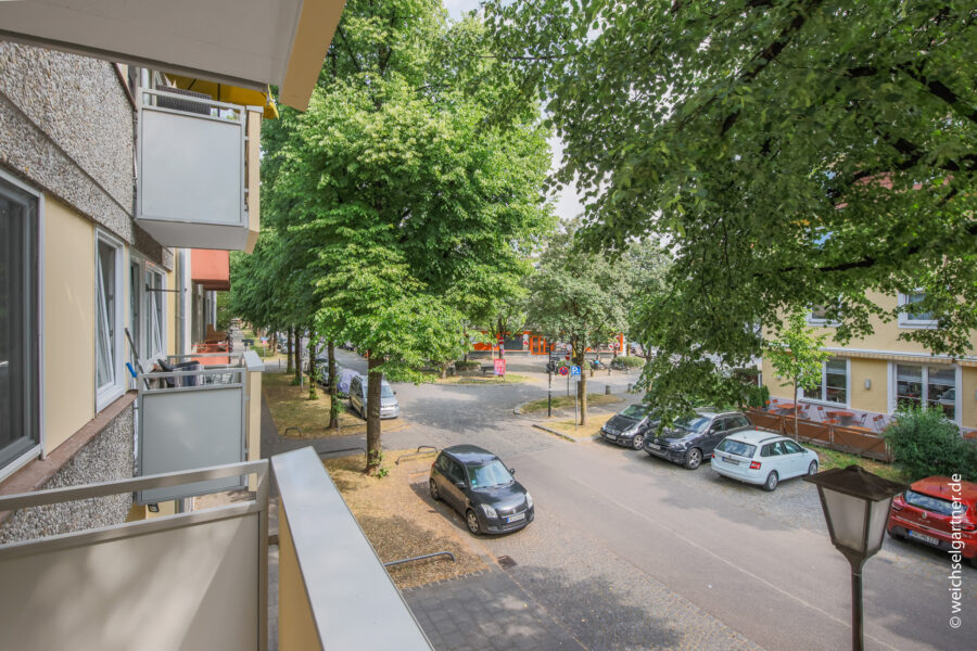 Bezugsfreies Appartement in guter Lage - Weiterer Blick vom Balkon