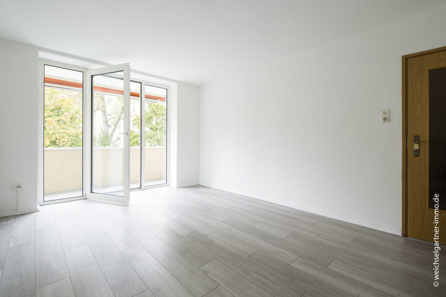 Eigentumswohnung mit West-Loggia in beliebter Wohnlage - Helles Wohnzimmer mit Loggia