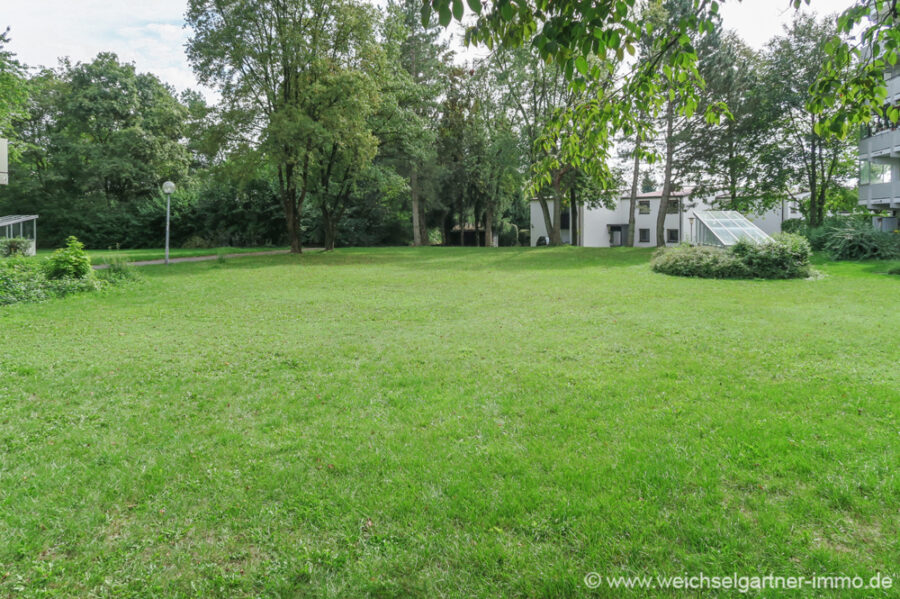 Eigentumswohnung in grüner Wohnlage - Grünfläche vor dem Haus