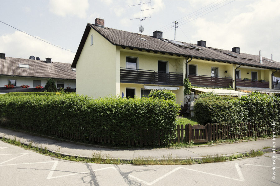Familienfreundliches Reiheneckhaus in idyllischer Lage - Titelbild