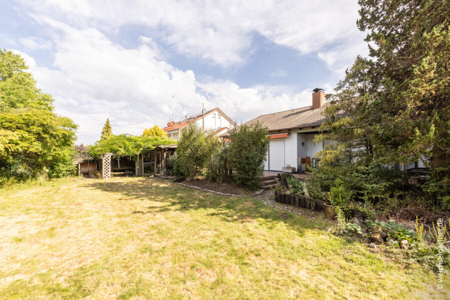 Schönes Baugrundstück in wunderbarer Ortslage für großzügiges Ein-/Zweifamilienhaus oder 2 DHHs - Herrlicher Südwest-Garten