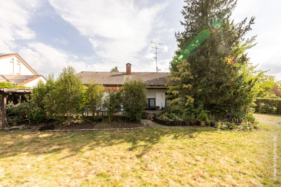 Schönes Baugrundstück in wunderbarer Ortslage für großzügiges Ein-/Zweifamilienhaus oder 2 DHHs - SW-Blick auf den Altbestand