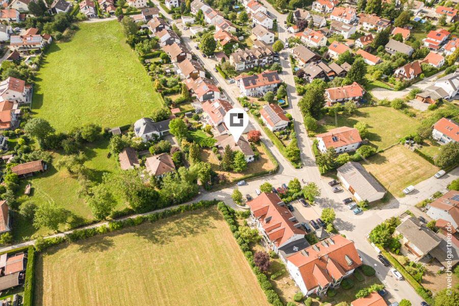 Schönes Baugrundstück in wunderbarer Ortslage für großzügiges Ein-/Zweifamilienhaus oder 2 DHHs - Drohnenaufnahme