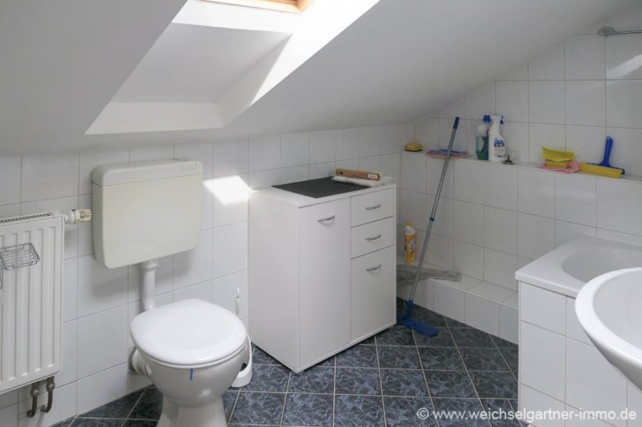 Interessantes Mehrparteienhaus mit top Rendite - Bad mit Fenster im DG