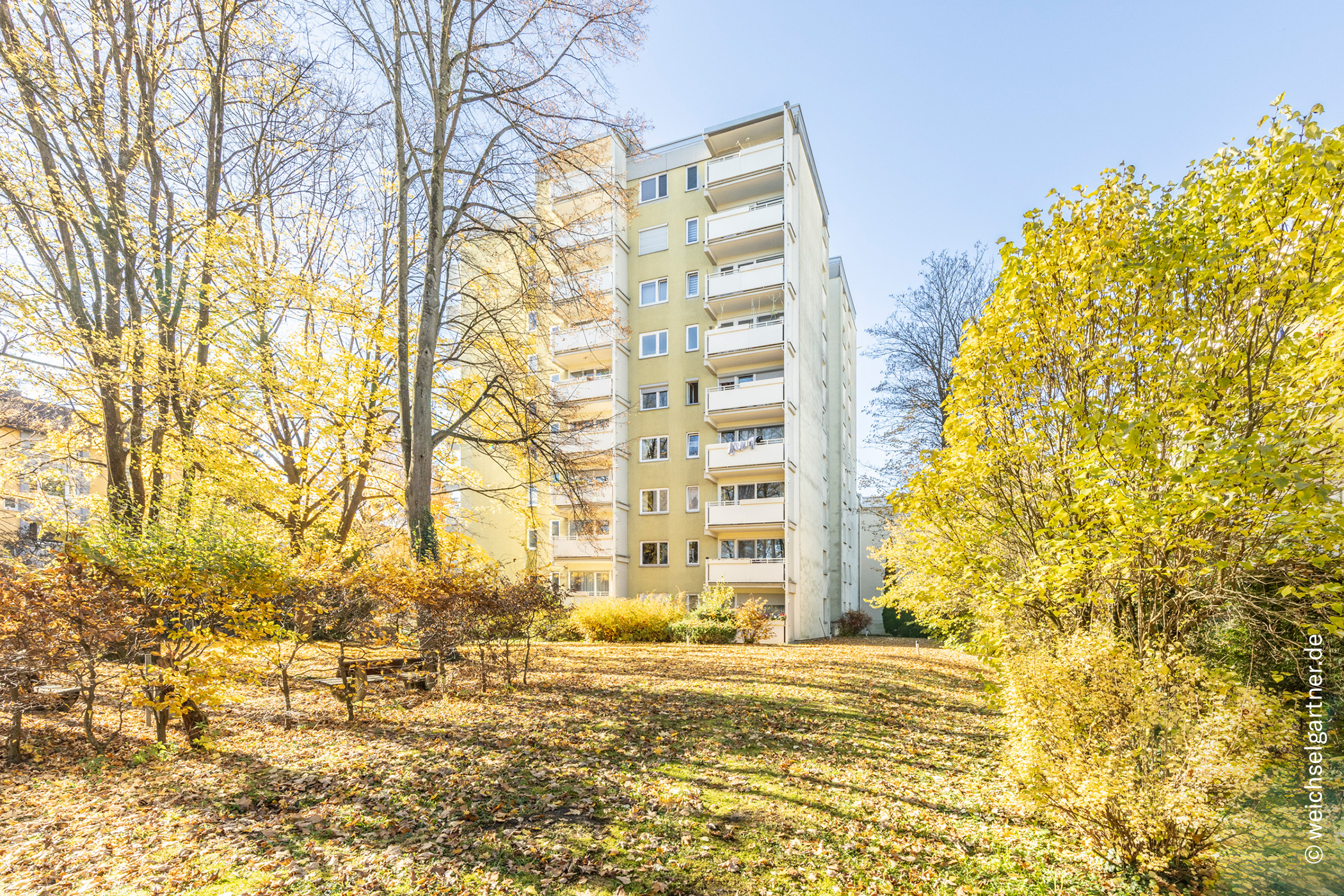 Erbbaurecht: Vermietete Eigentumswohnung mit Ost-Balkon und Blick in den grünen Innenhof, 80993 München, Etagenwohnung