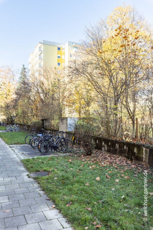 Erbbaurecht: Vermietete Eigentumswohnung mit Ost-Balkon und Blick in den grünen Innenhof - Grüne Wohnanlage