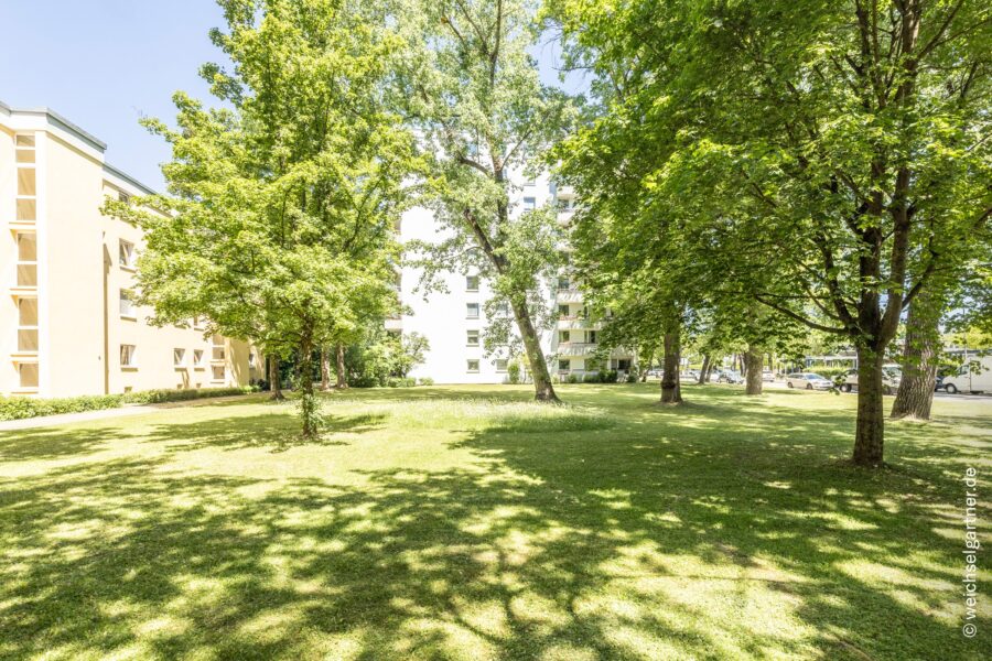 Vermietete 3-Zimmer-Eigentumswohnung mit schönem Balkon und TG-Einzelstellplatz - Grünfläche vor dem Haus