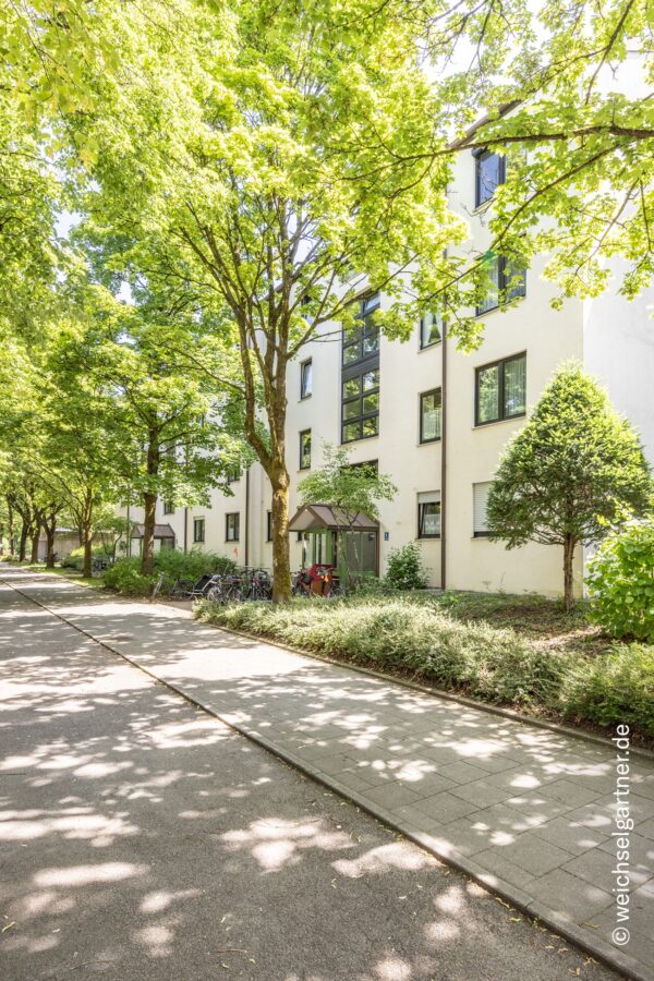 Bezugsfreie Wohnung mit Süd-Balkon und Blick in den grünen und ruhigen Innenhof inkl. TG-Stellplatz - Hauseingang