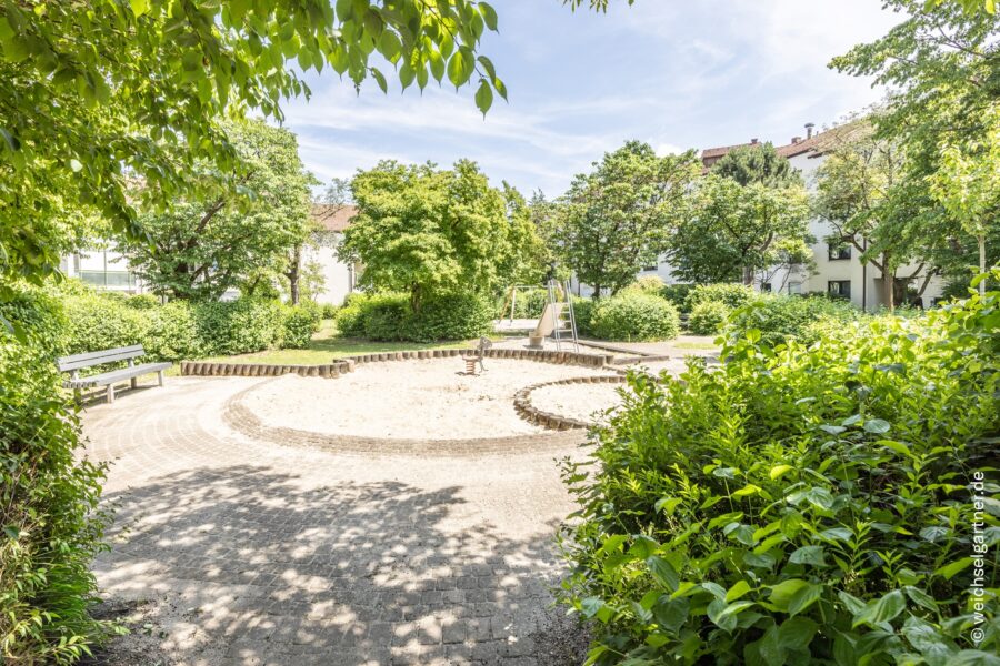 Bezugsfreie Wohnung mit Süd-Balkon und Blick in den grünen und ruhigen Innenhof inkl. TG-Stellplatz - Spielplatz im Innenhof