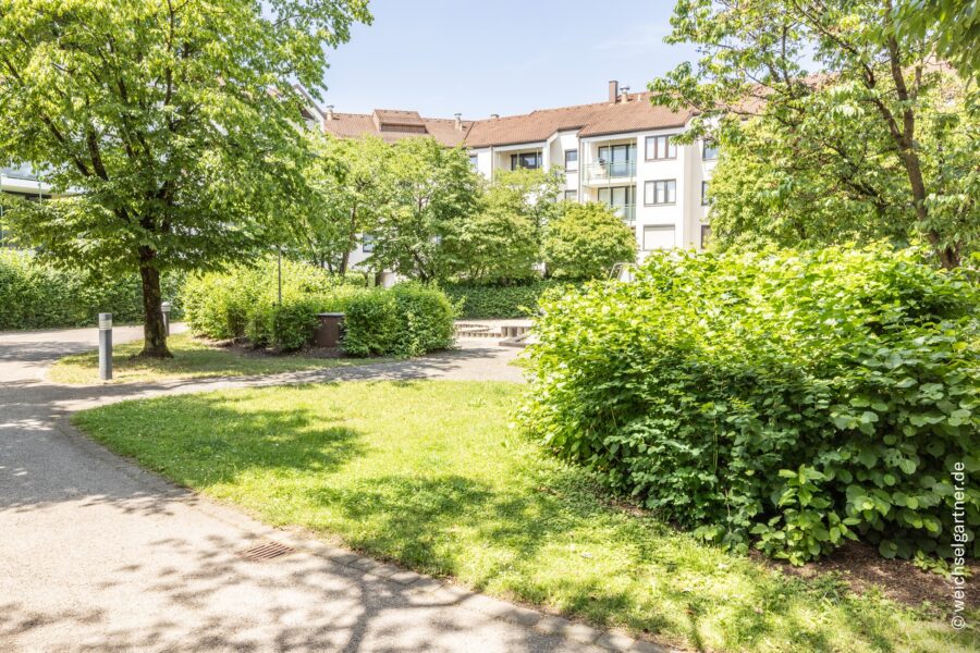 Bezugsfreie Wohnung mit Süd-Balkon und Blick in den grünen und ruhigen Innenhof inkl. TG-Stellplatz - Rückansicht Gebäude vom Hof