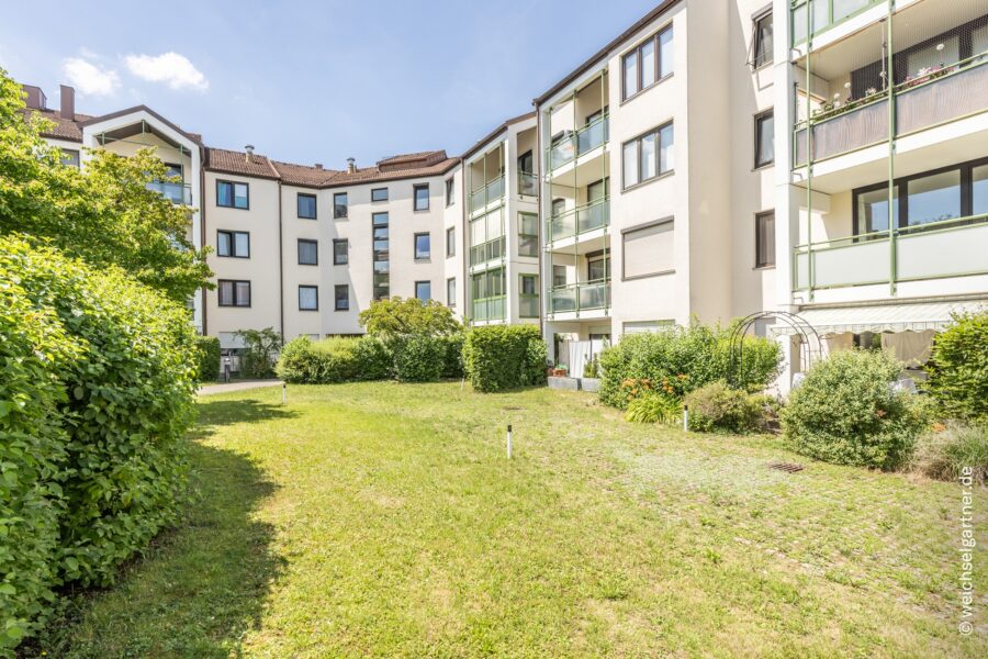 Bezugsfreie Wohnung mit Süd-Balkon und Blick in den grünen und ruhigen Innenhof inkl. TG-Stellplatz - Blick auf den Balkon
