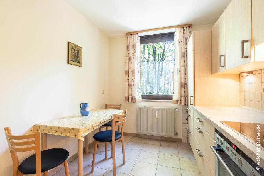 Bezugsfreie Wohnung mit Süd-Balkon und Blick in den grünen und ruhigen Innenhof inkl. TG-Stellplatz - Mit Platz für einen Esstisch