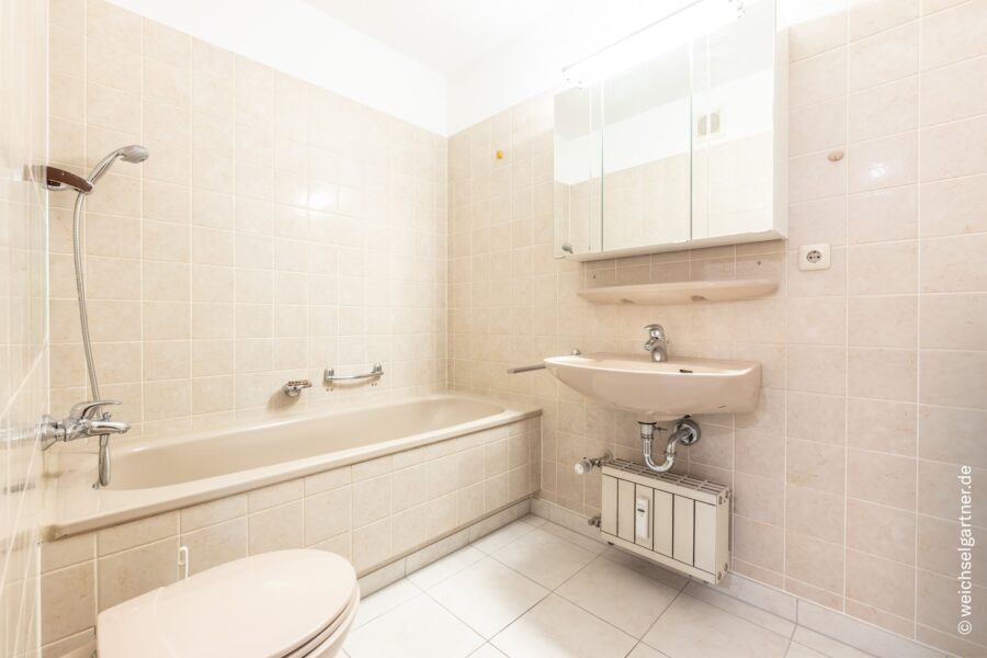 Bezugsfreie Wohnung mit Süd-Balkon und Blick in den grünen und ruhigen Innenhof inkl. TG-Stellplatz - Badezimmer mit Waschmaschine