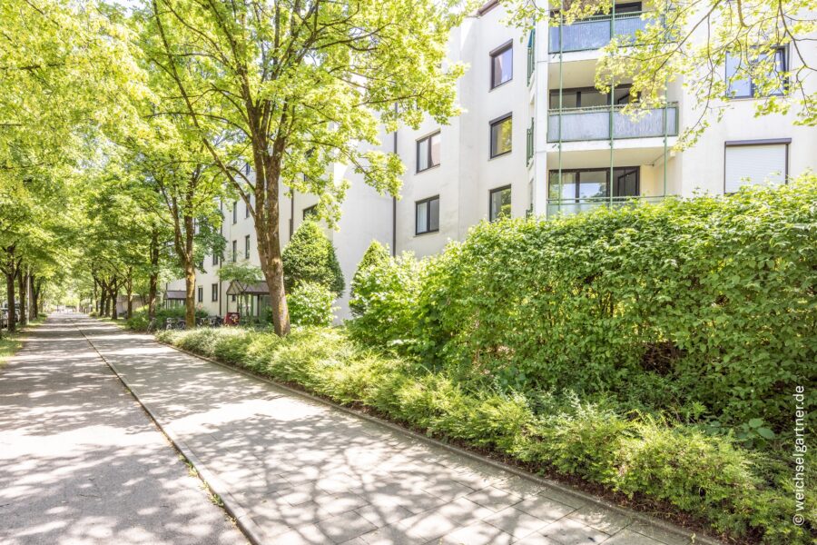 Bezugsfreie Wohnung mit Süd-Balkon und Blick in den grünen und ruhigen Innenhof inkl. TG-Stellplatz - Zuweg zum Haus
