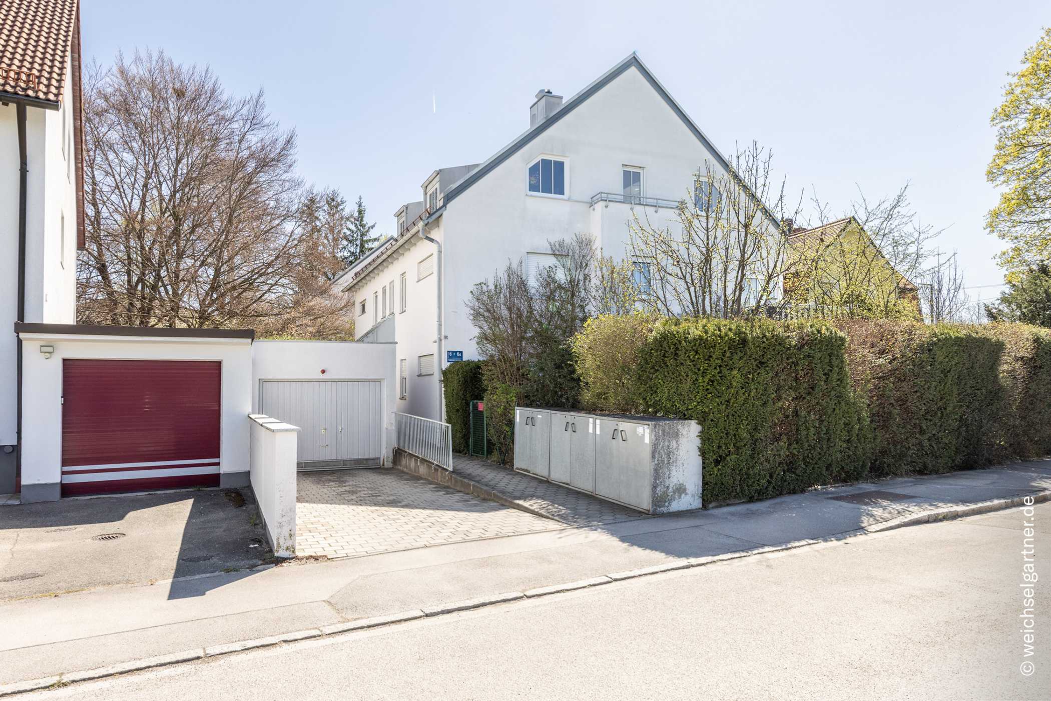 Bezugsfreie Dachgeschosswohnung mit schöner Wohnatmosphäre und TG-Einzelstellplatz, 81829 München, Dachgeschosswohnung