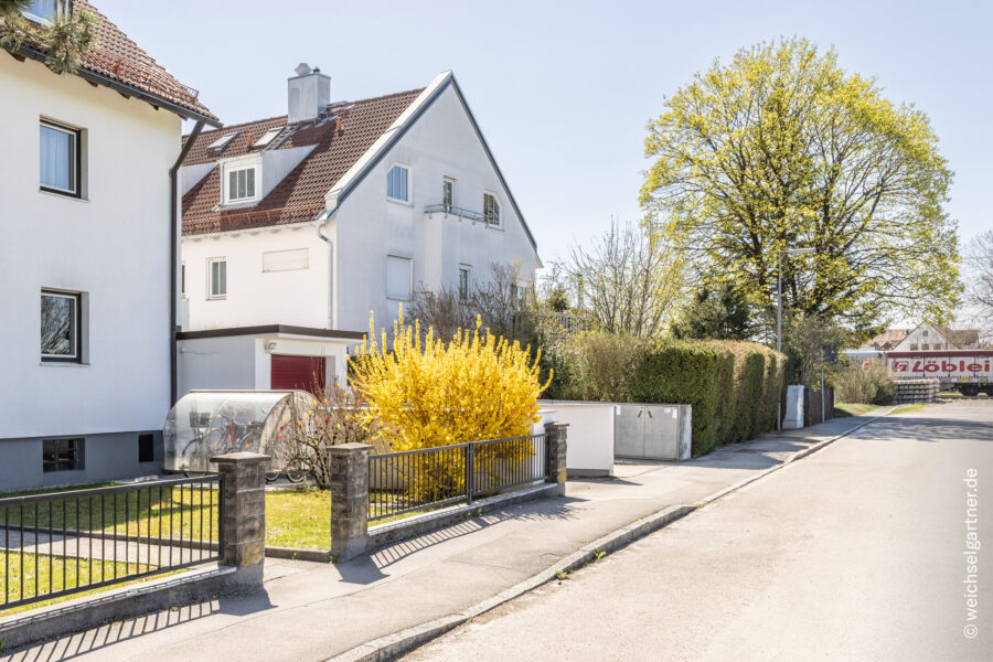 Bezugsfreie Dachgeschosswohnung mit schöner Wohnatmosphäre und TG-Einzelstellplatz - Blick von der Straße