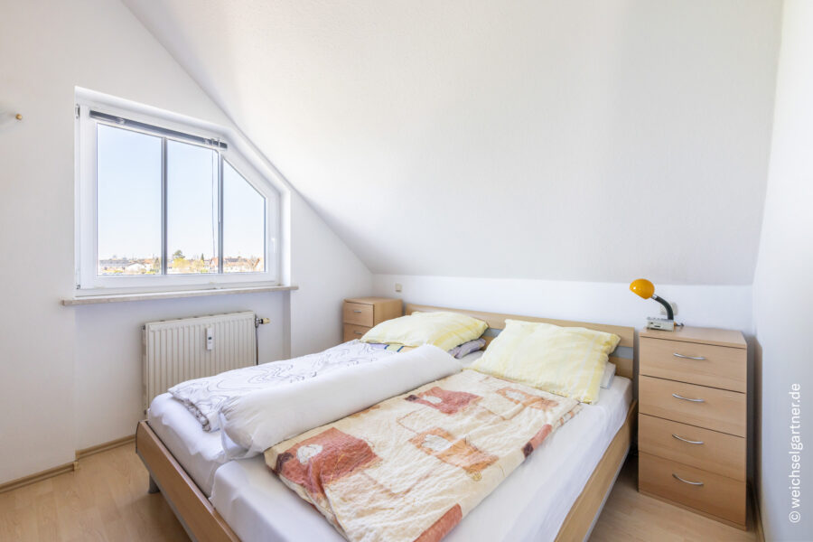Bezugsfreie Dachgeschosswohnung mit schöner Wohnatmosphäre und TG-Einzelstellplatz - Schlafzimmer