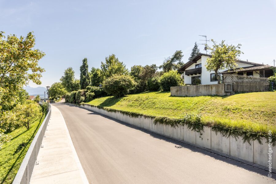 Traumhaftes Baugrundstück in Höhenlage mit unverbaubarem Bergblick - Grundstück oberhalb der Straße