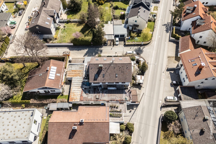 Gelegenheit: Grundstück mit Mehrfamilienhaus und 4,5% Rendite - Das Haus von der Westseite