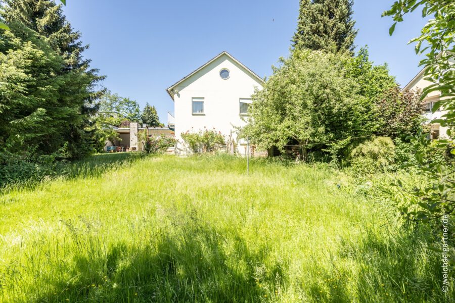 Exklusives Wohnbaugrundstück mit Süd-Ausrichtung für hochwertige Neubebauung - Blick auf den östl. Altbestand
