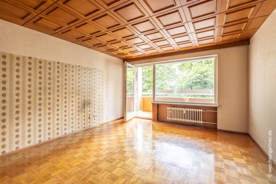 Bezugsfreie 3-Zimmer-Wohnung mit Balkon in ruhiger und zentraler Lage am Partnachplatz - Wohnzimmer mit Balkonzugang