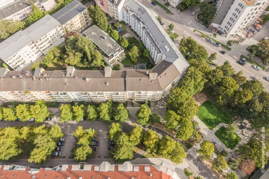 Bezugsfreie 3-Zimmer-Wohnung mit Balkon in ruhiger und zentraler Lage am Partnachplatz - Drohnenaufnahme
