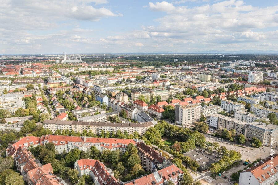 Bezugsfreie 3-Zimmer-Wohnung mit Balkon in ruhiger und zentraler Lage am Partnachplatz - Drohnenaufnahme Partnachplatz