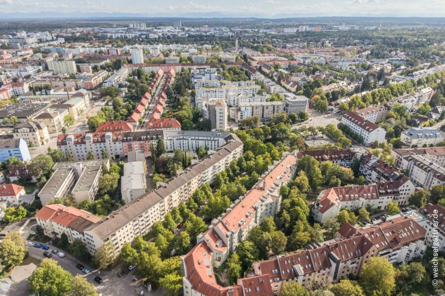 Bezugsfreie 3-Zimmer-Wohnung mit Balkon in ruhiger und zentraler Lage am Partnachplatz - Drohnenaufnahme