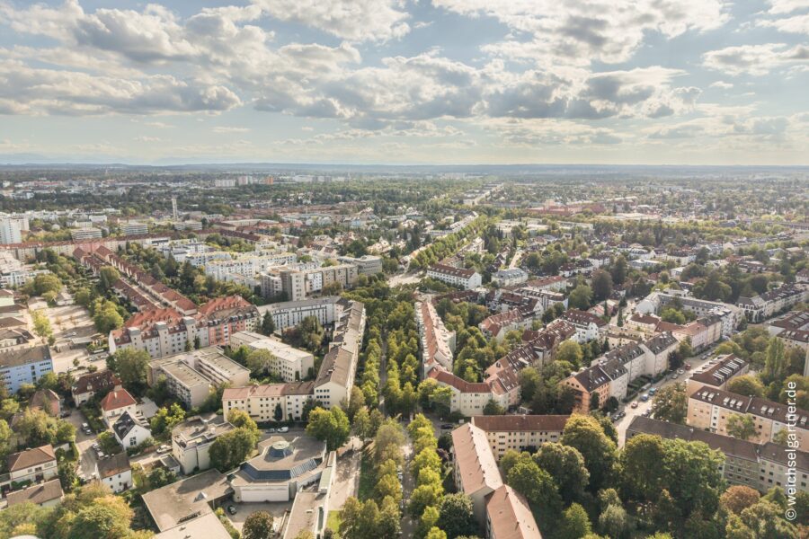 Bezugsfreie 3-Zimmer-Wohnung mit Balkon in ruhiger und zentraler Lage am Partnachplatz - Drohnenaufnahme