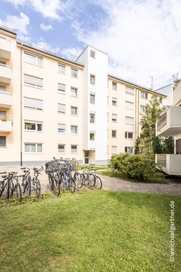 Bezugsfreie 3-Zimmer-Wohnung mit Balkon in ruhiger und zentraler Lage am Partnachplatz - Hausansicht